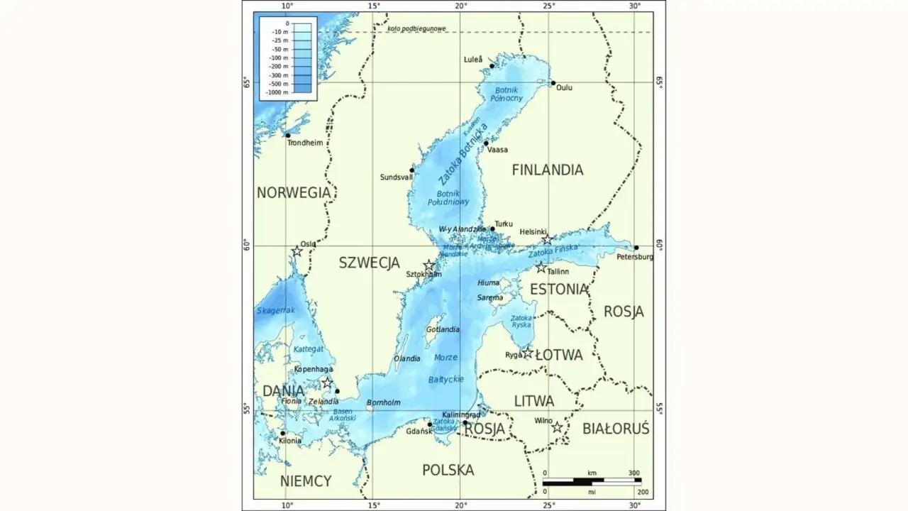 Mapa Morza Bałtyckiego, pokazująca głębokość i otaczające kraje: Szwecja, Finlandia, Rosja, Litwa, Polska, Niemcy, Dania i Norwegia.