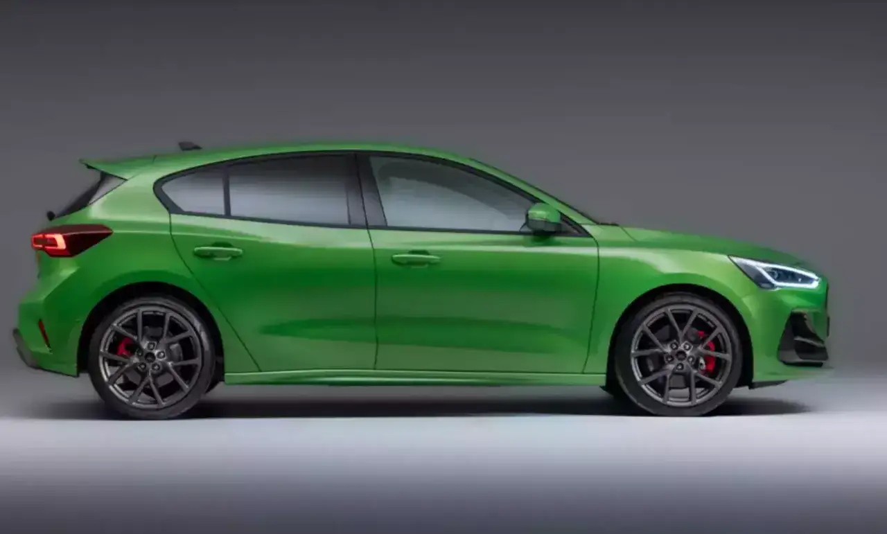 Zielony, sportowy hatchback z ciemnymi felgami i czerwonymi zaciskami hamulcowymi.