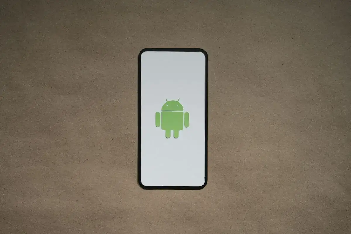 Smartfon z zielonym robotem Androida na białym ekranie. To może być ekran startowy, zanim załaduje się bootloader.