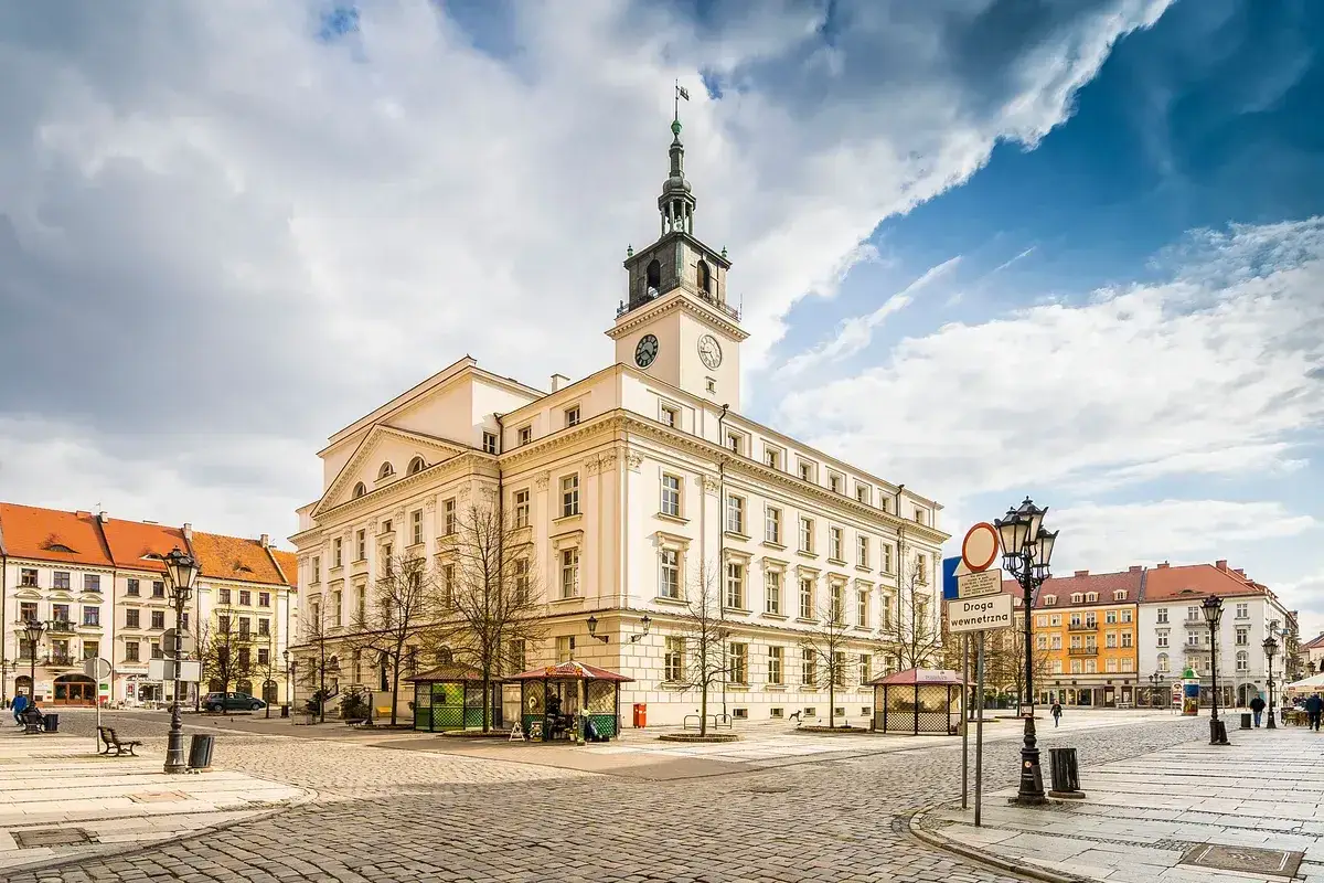 Ratusz w Kaliszu, jeden z głównych punktów na mapie kaliskich atrakcji, dumnie prezentuje się na brukowanym rynku.
