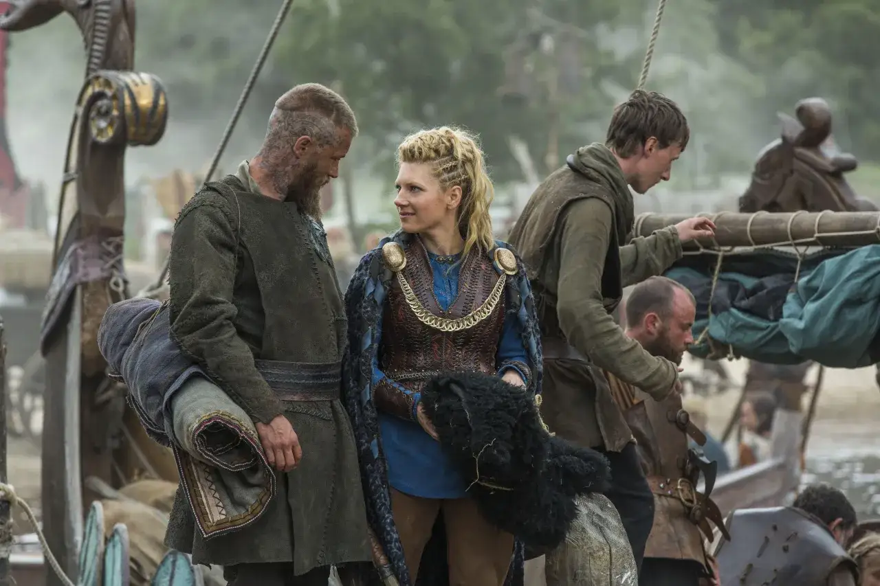 Ragnar i Lagertha na statku. Czy wiesz, ile odcinków ma serial Wikingowie?