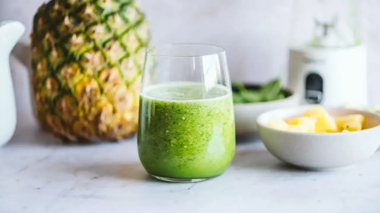 Gr&ouml;n smoothie med ananas och mynta, perfekt f&ouml;r ett uppfriskande smoothie recept.