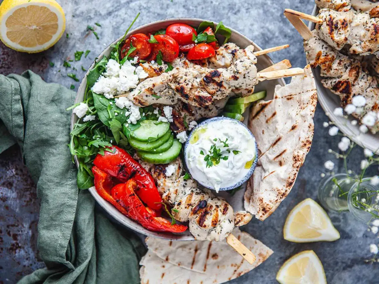 Grillad kyckling på spett med tzatziki, grönsaker och pitabröd. Ett perfekt souvlaki recept för en somrig middag.