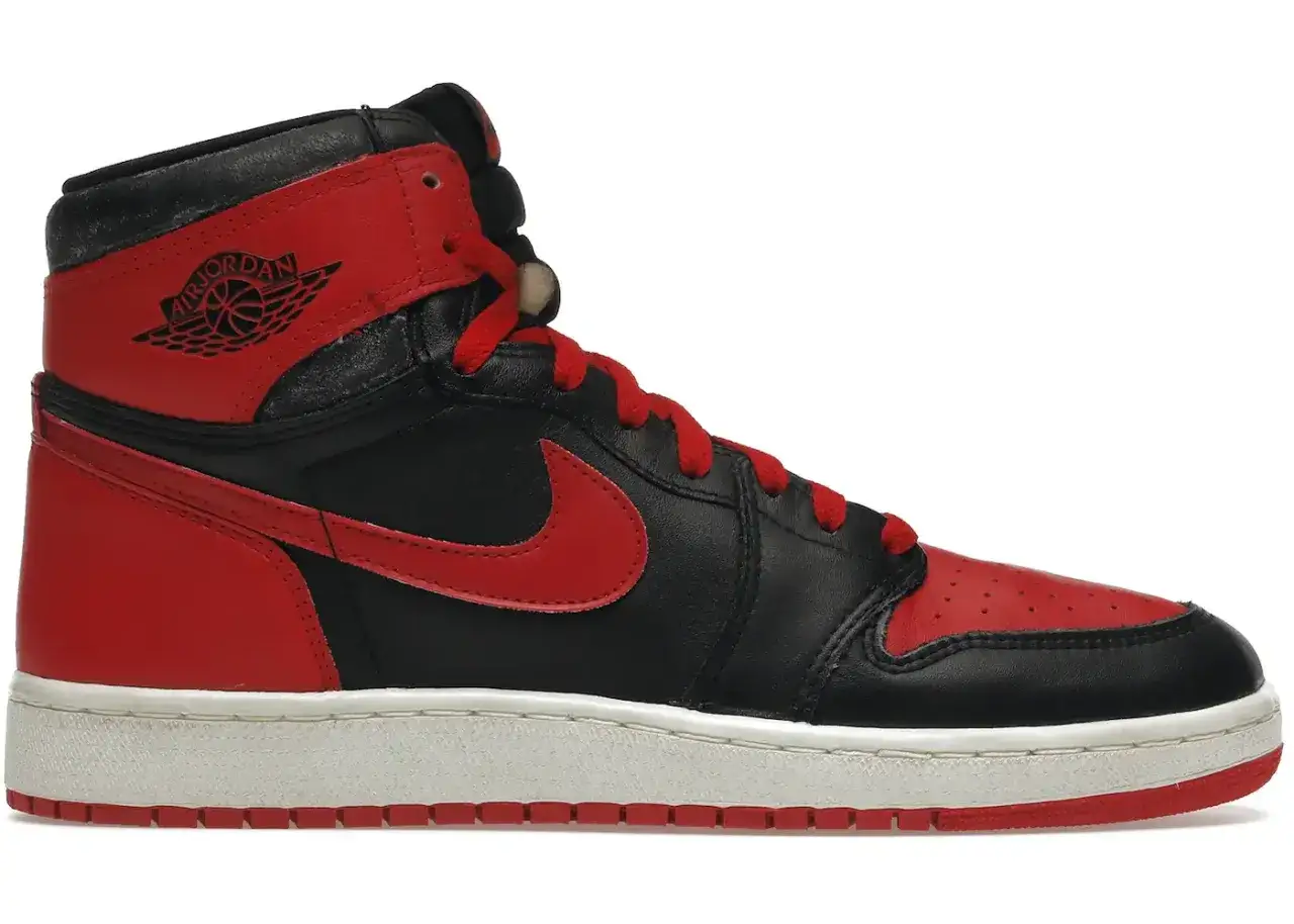 Der erste Air Jordan in Schwarz und Rot, ein ikonischer Sneaker mit dem Jordan-Logo.