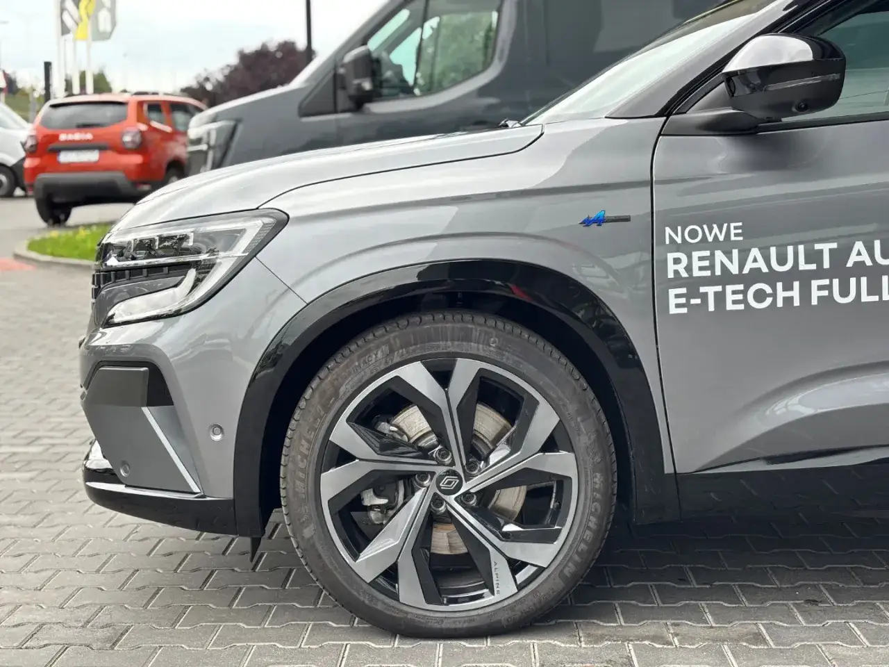 Nowe Renault Austral E-Tech Full Hybrid, z niebieskim znaczkiem 4Control, gotowe na przygodę.