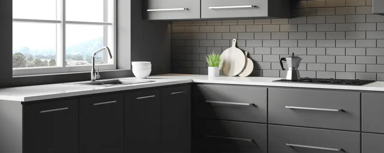 Cuisine moderne avec crédence carrelée grise. Idée pour rénover sa cuisine sans changer les meubles : un nouveau plan de travail et une crédence transforment l'espace.