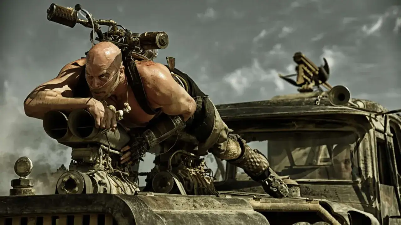 Max Rockatansky na dachu pojazdu, gotowy do akcji w jednym z najlepszych filmów akcji.