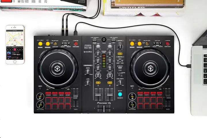 różne akcesoria dla DJ-a