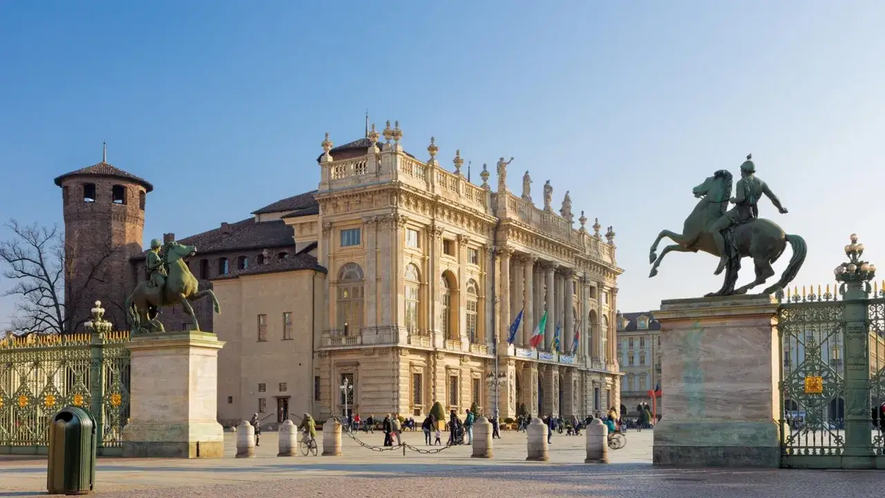 Visiter Turin en 3 jours : la majestueuse Piazza San Carlo avec ses statues équestres et le Palazzo Madama.
