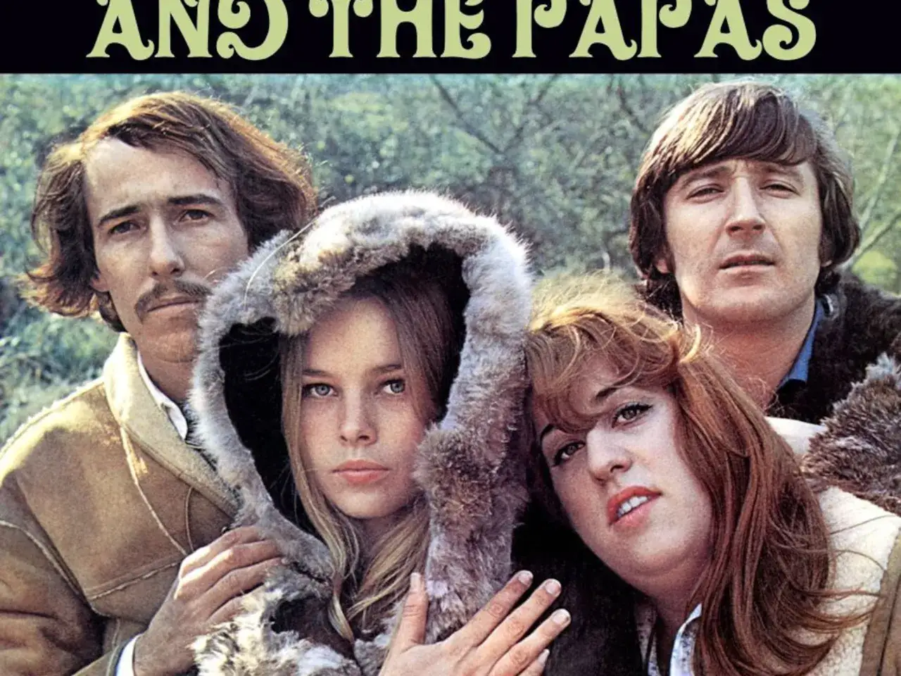 Los miembros de The Mamas & The Papas posan juntos, con dos hombres detr&aacute;s de dos mujeres que comparten una capucha de piel.