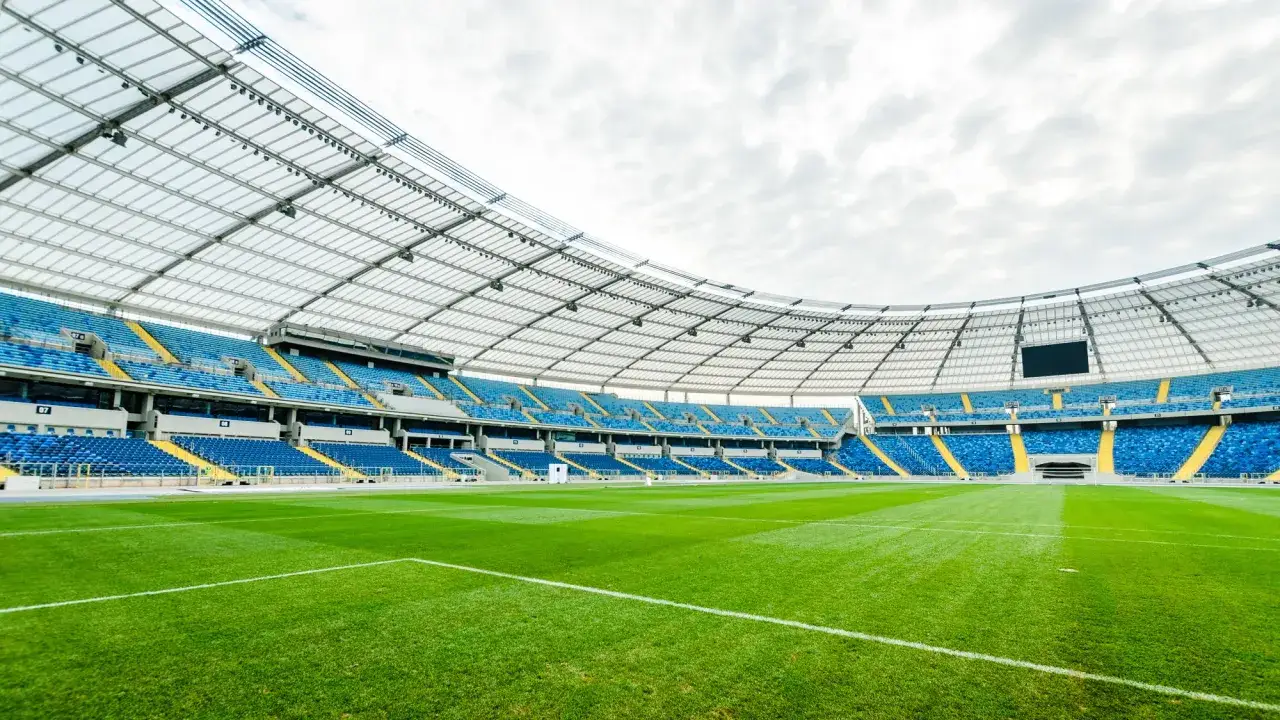 Stadion Śląski, z imponującą pojemnością, gotowy na wielkie emocje.