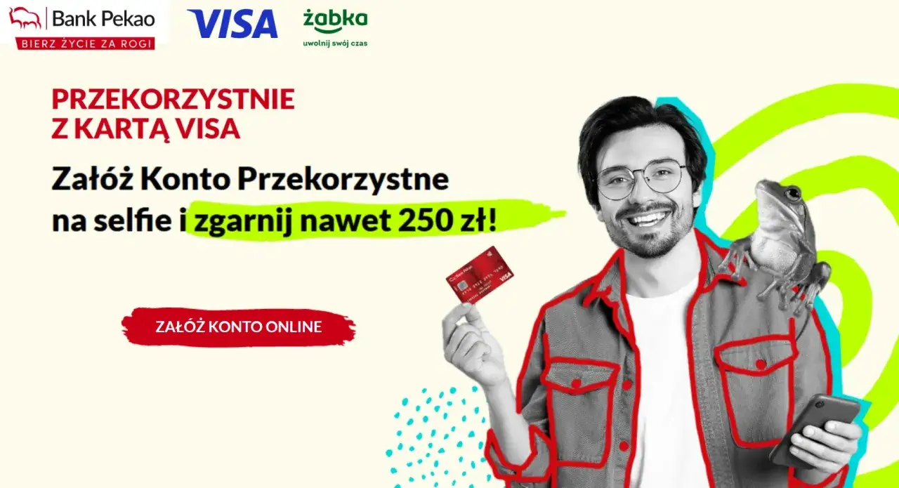 Uśmiechnięty mężczyzna z żabą na ramieniu trzyma kartę Visa. Załóż Konto Przekorzystne w Banku Pekao na selfie i zgarnij 250 zł!