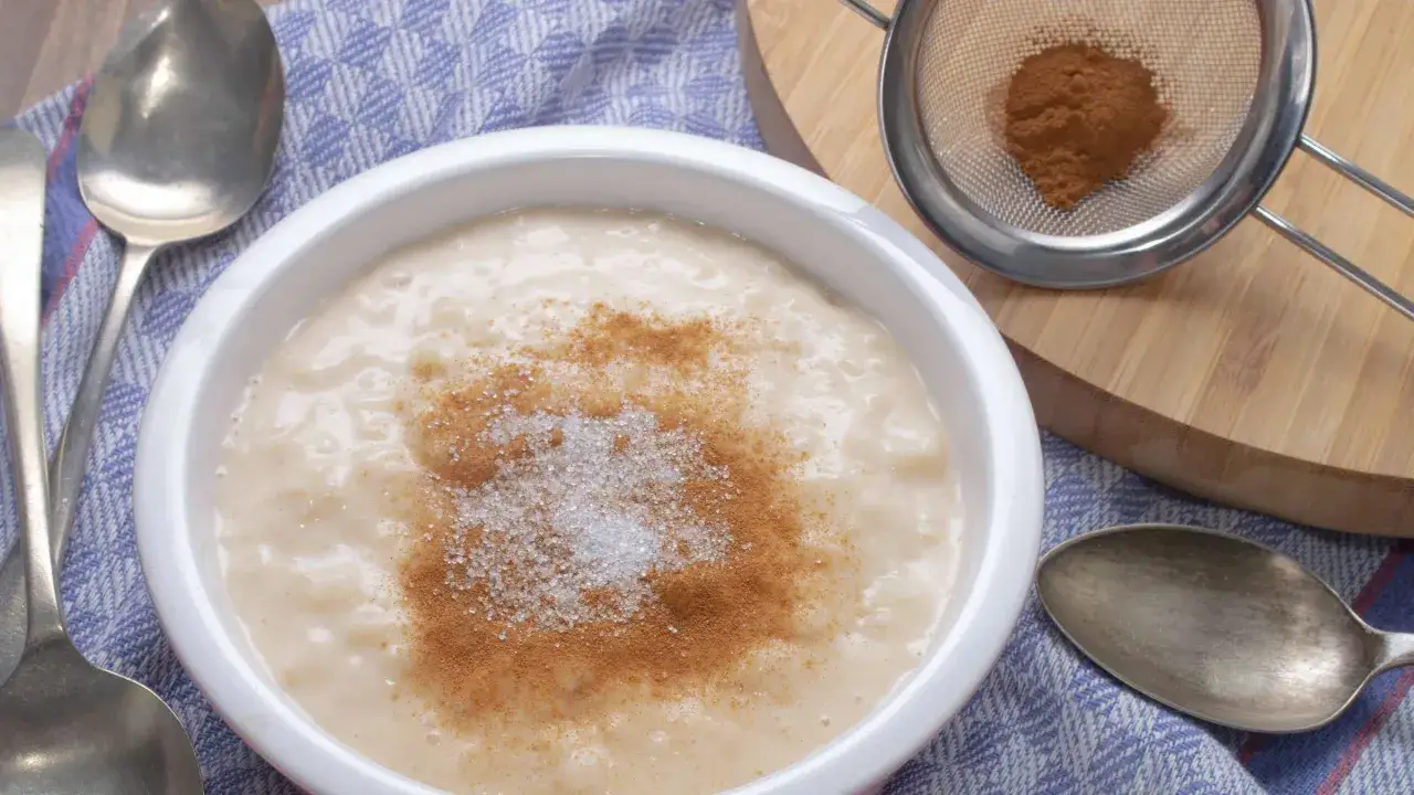Cremiger Milchreis, bestreut mit Zimt und Zucker, wartet auf seine L&ouml;ffel. Ein einfaches, leckeres Milchreis Rezept.