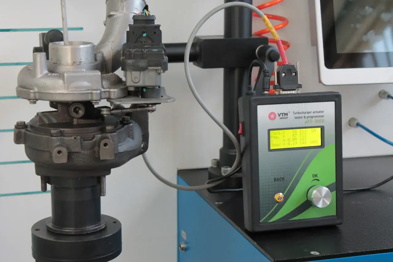 Testgerät für Turbolader-Aktuator. Anzeichen für einen turbolader undicht symptome werden hier diagnostiziert.