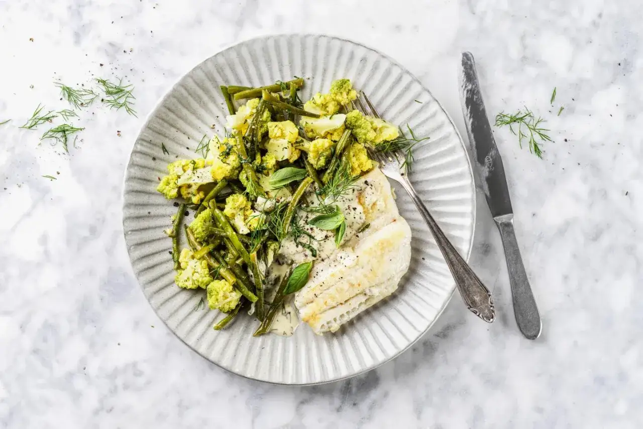Filetto di lucioperca con verdure miste e salsa cremosa, un'idea per le tue lucioperca ricette.