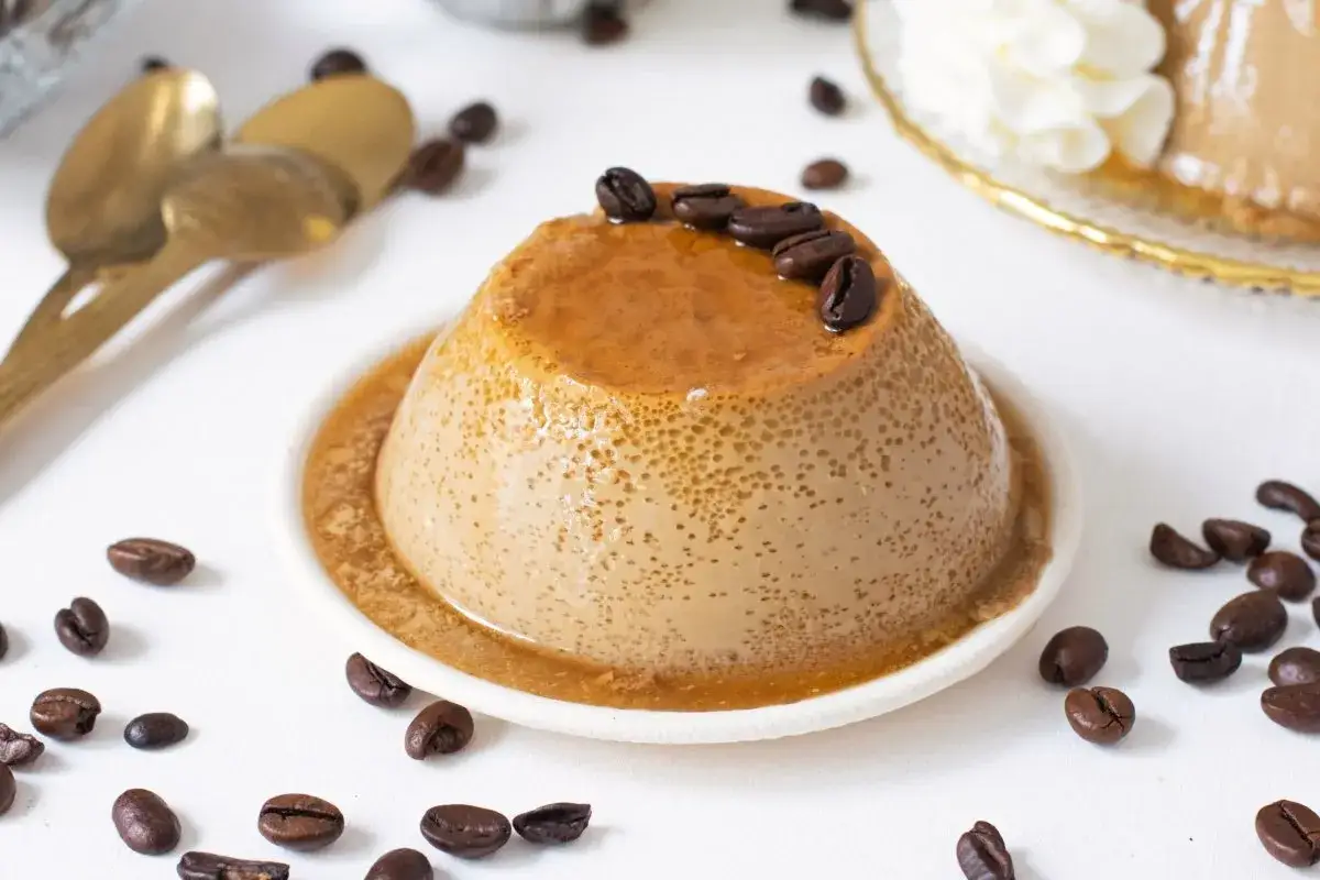 Delicioso flan de café, adornado con granos de café tostados. Un postre perfecto para los amantes del café.