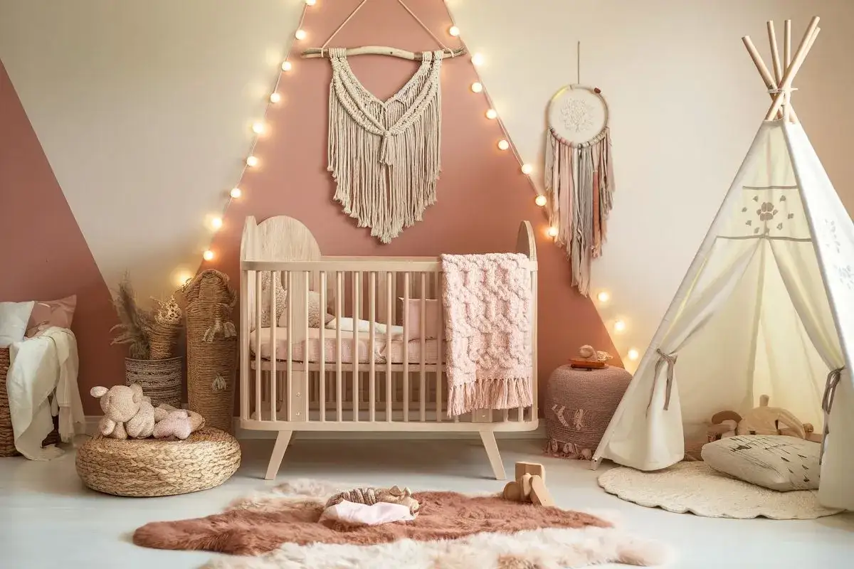 Une chambre b&eacute;b&eacute; mixte avec un lit en bois, une tente indienne, des paniers en osier et une d&eacute;coration murale boh&egrave;me. Une belle id&eacute;e d&eacute;co chambre b&eacute;b&eacute; mixte.