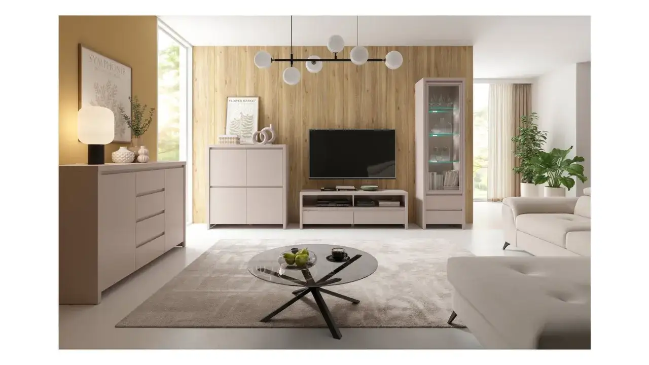 Nowoczesny salon z meblościanką i szafką RTV Kaspian. Wygodna sofa, szklany stolik kawowy i dekoracje tworzą przytulną atmosferę.