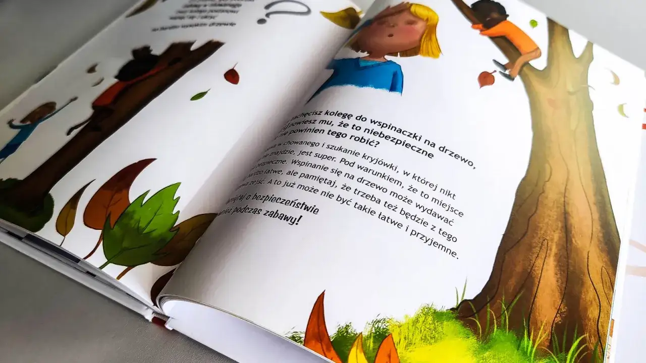 Ilustracja z książki dla 3 latka: dzieci wspinają się na drzewo, a tekst przypomina o bezpieczeństwie podczas zabawy.