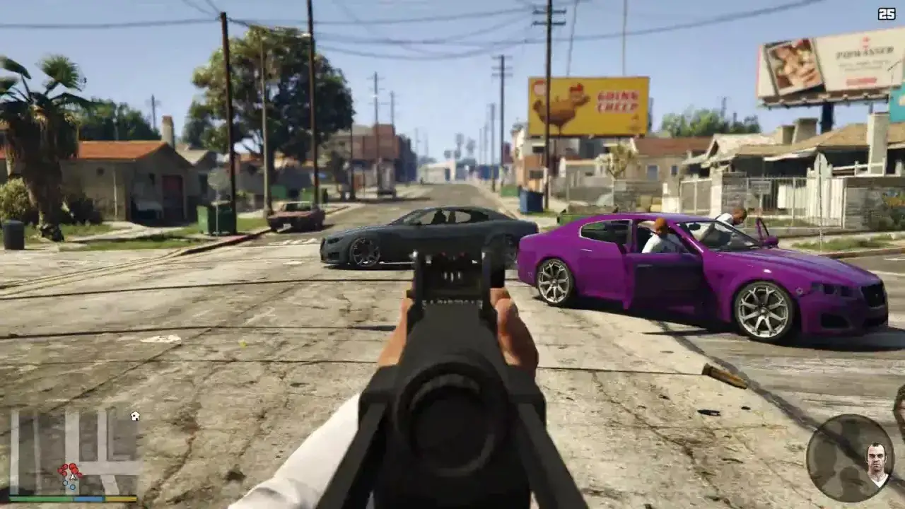 Widok z perspektywy pierwszej osoby w GTA V Enhanced. Fioletowy i szary samochód stoją na ulicy, a gracz celuje z broni.