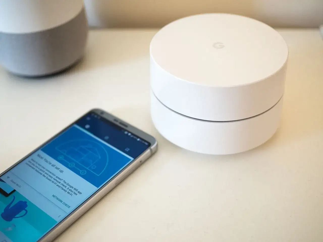 Google Wifi-Router und Smartphone mit App für sicheres WLAN.