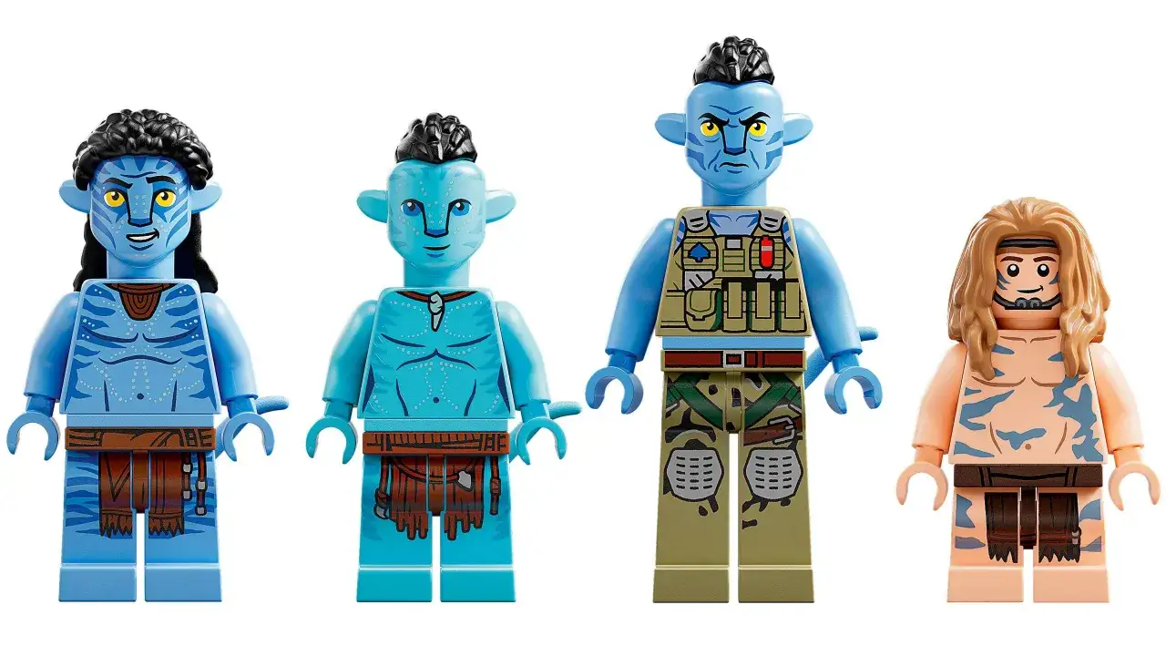 Cztery figurki Lego Avatar: dwie istoty wody w tradycyjnych strojach, jedna w wojskowym kamuflażu i jedna z długimi blond włosami.