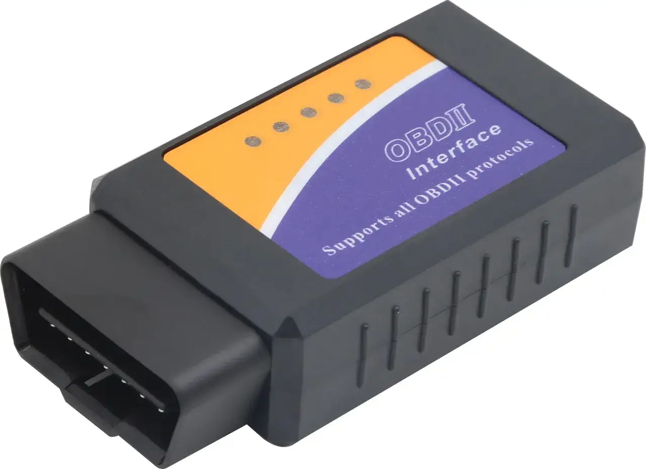 Mechanik podłącza skaner OBD-II do samochodu