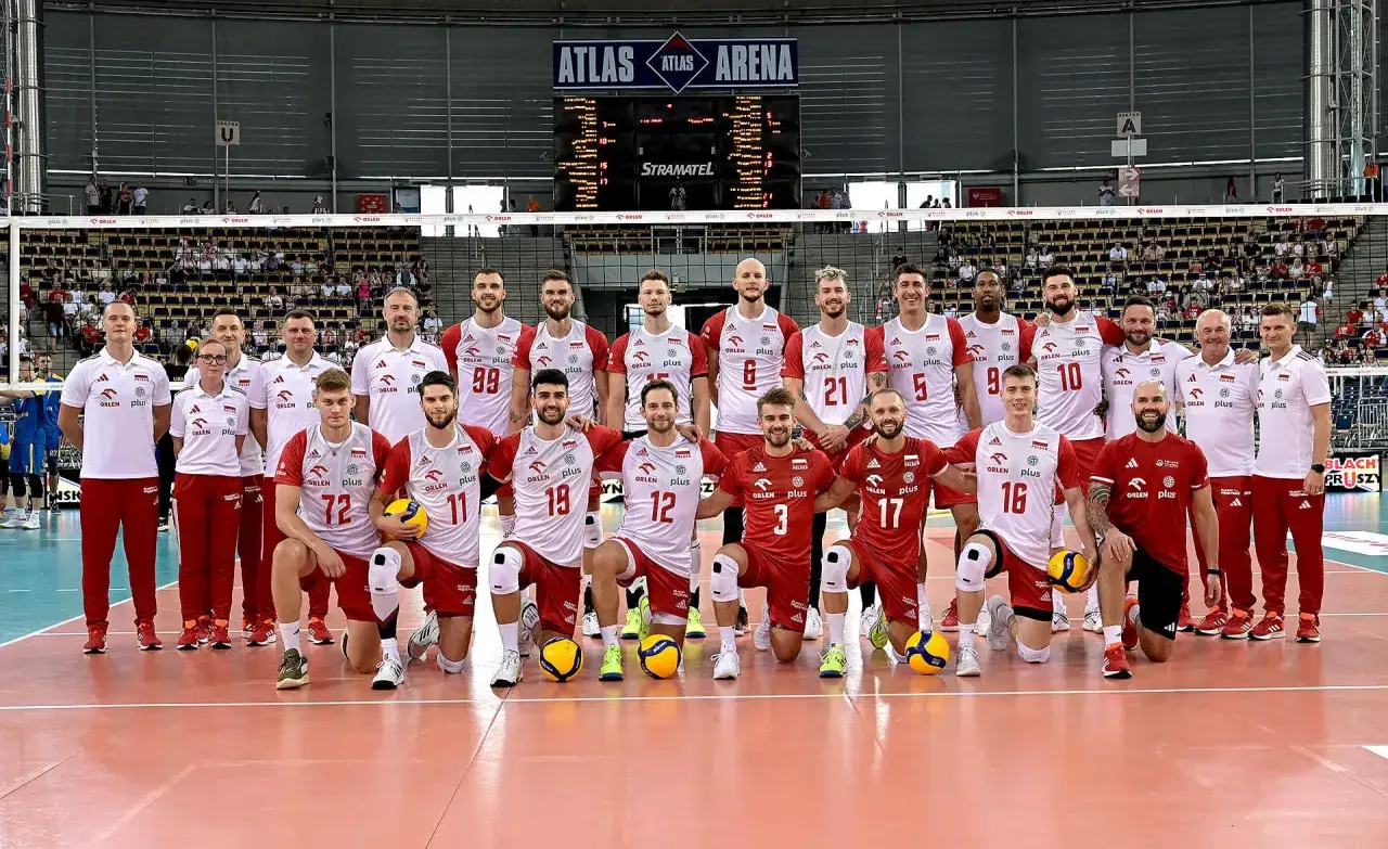 Drużyna siatkarzy Polski, kt&oacute;ra udowodniła, kto jest mistrzem Europy w siatk&oacute;wce, pozuje do zdjęcia.