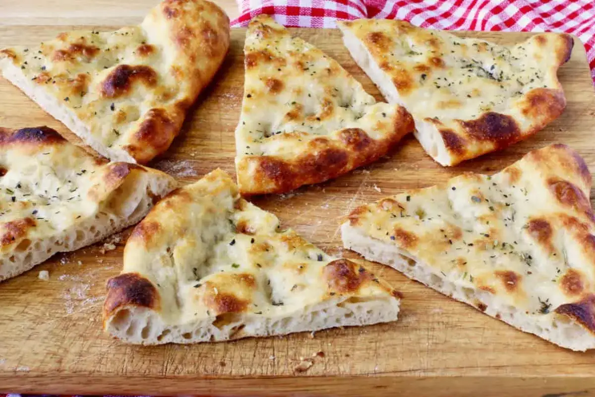 Focaccia med &ouml;rter p&aring; en sk&auml;rbr&auml;da. Perfekt f&ouml;r roliga saker att baka med familjen.