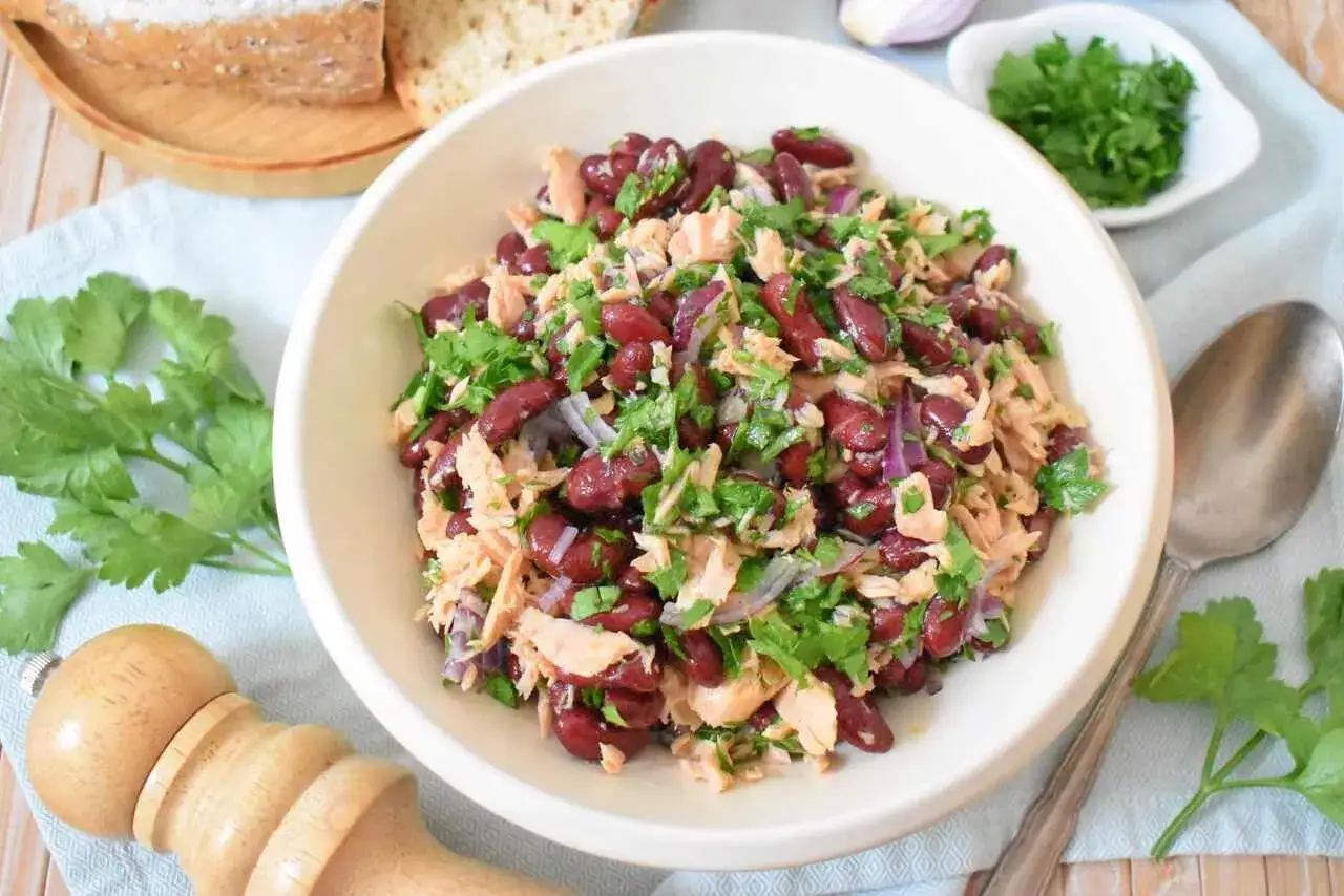 Sałatka z tuńczykiem i czerwoną fasolą, z dodatkiem cebuli i natki. Idealna na szybki lunch.