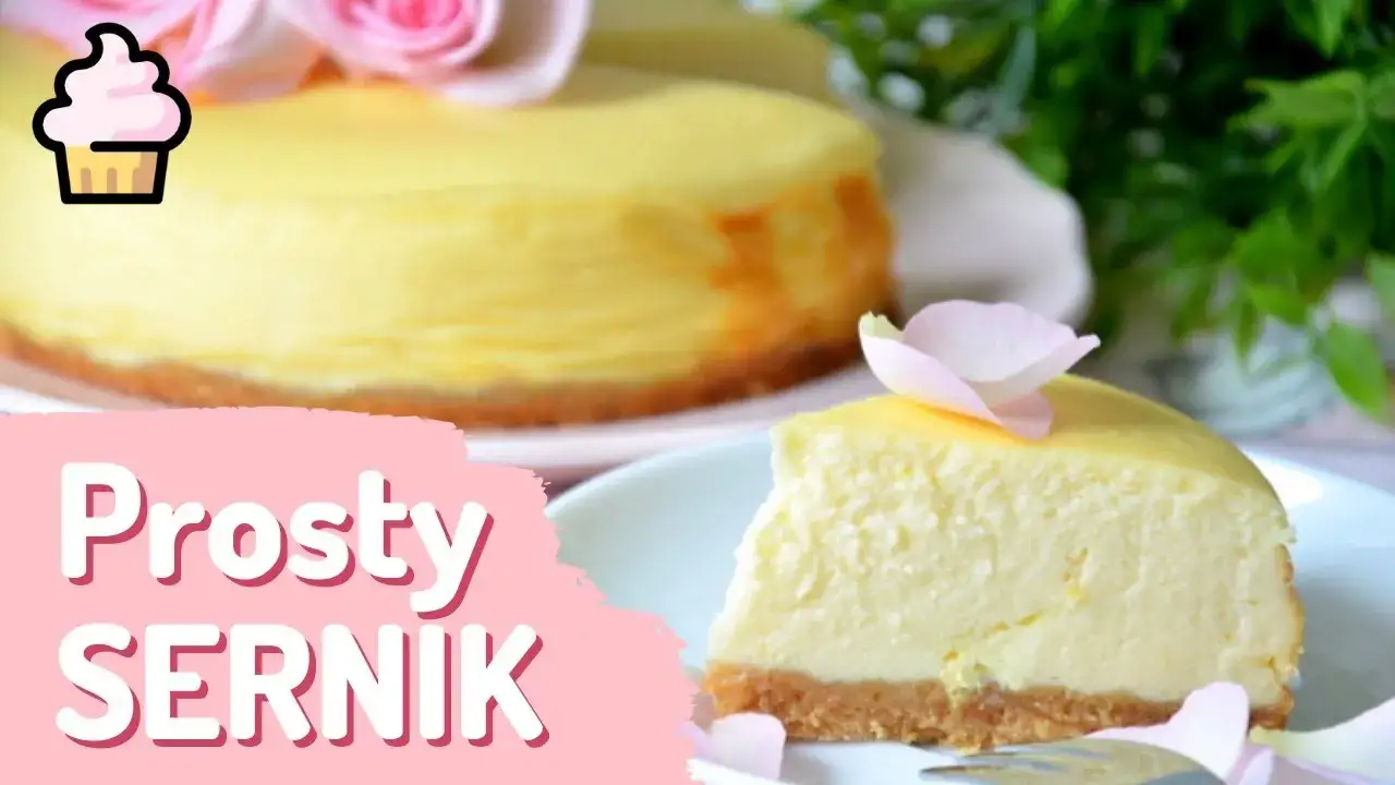 Gotowy sernik z lekko drżącym środkiem