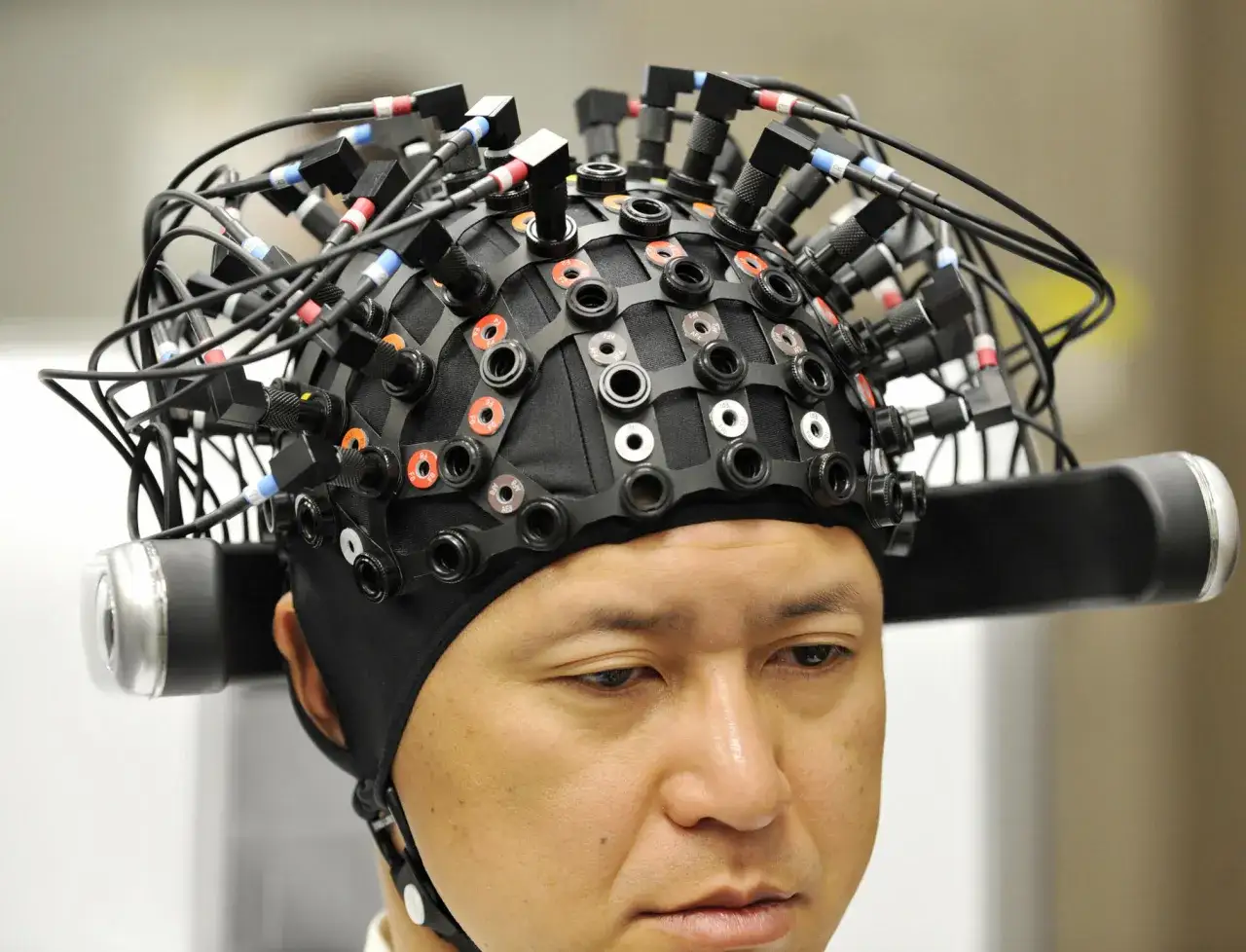 Eksperyment z czepkiem EEG, który bada, czy telepatia jest możliwa.