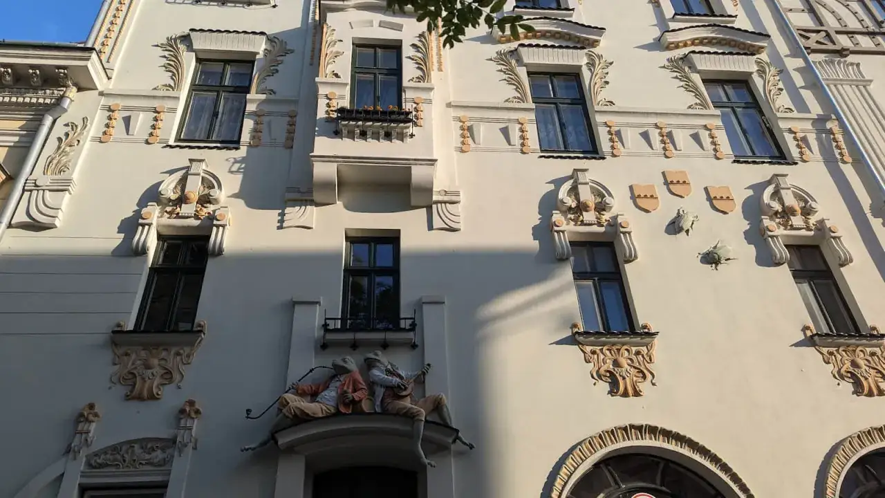 Dwie żaby grające na gitarze i fajce to jedne z wielu bielsko-biała atrakcji. Bogato zdobiona kamienica z secesyjnymi detalami.