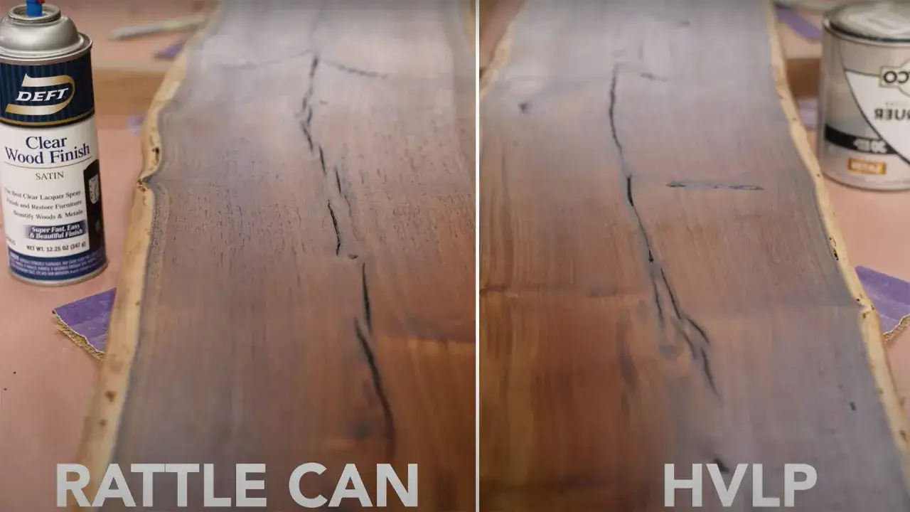 Confronto tra finitura a bomboletta e HVLP su un pezzo di legno grezzo. La laccatura legno mostra la differenza di applicazione.