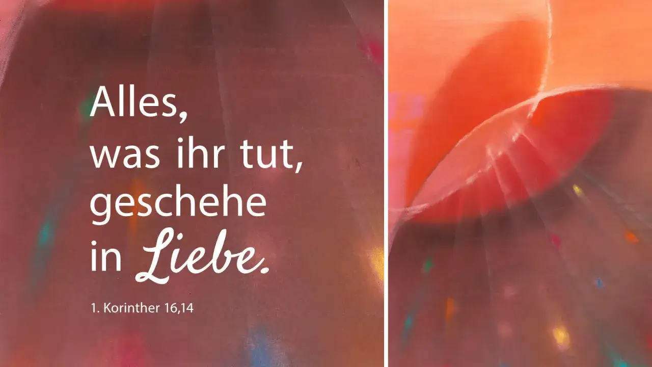Alles, was ihr tut, geschehe in Liebe. 1. Korinther 16,14. Abstrakte Kunst in warmen Rottönen und ein inspirierendes Zitat.