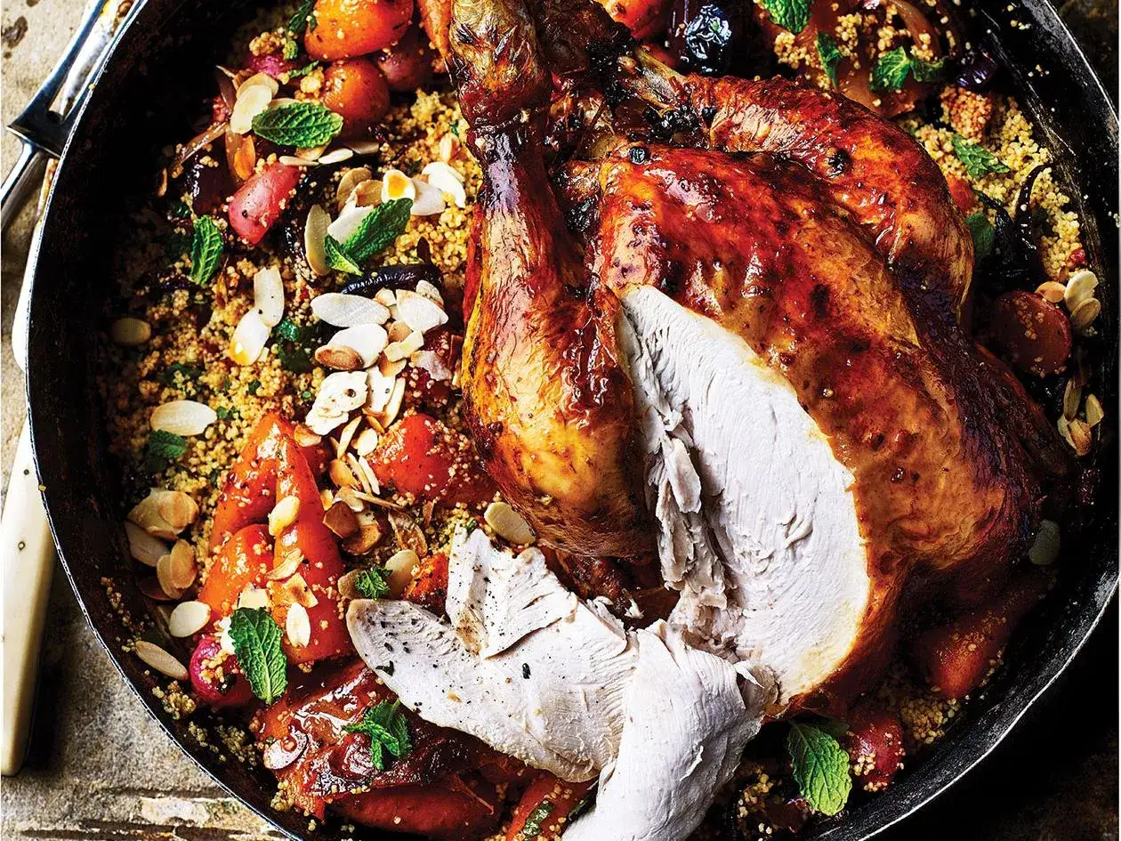 Pollo asado con couscous, zanahorias, ciruelas y almendras. Un plato perfecto para tus recetas de cous cous.