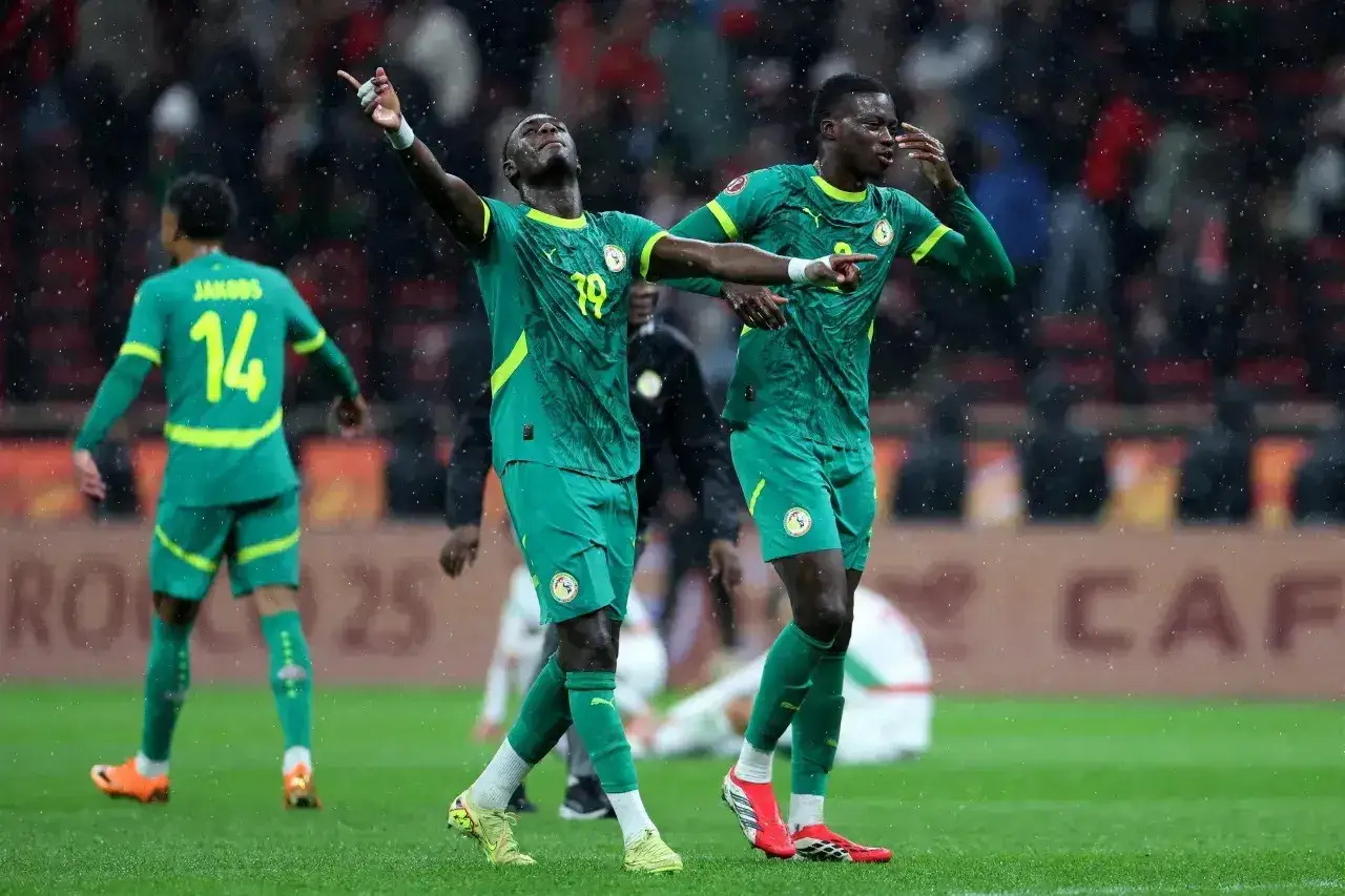 Piłkarze Senegalu świętują zwycięstwo. Czy to oznacza walkower? Co to znaczy w sporcie?