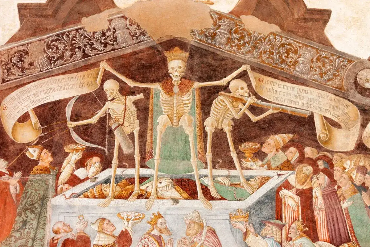 Trzy szkielety, symbolizujące śmierć, strzelają z łuku i dmuchają w trąbkę. Obraz przypomina, że śmierć jest nieuchronna, co odzwierciedla teocentryzm.