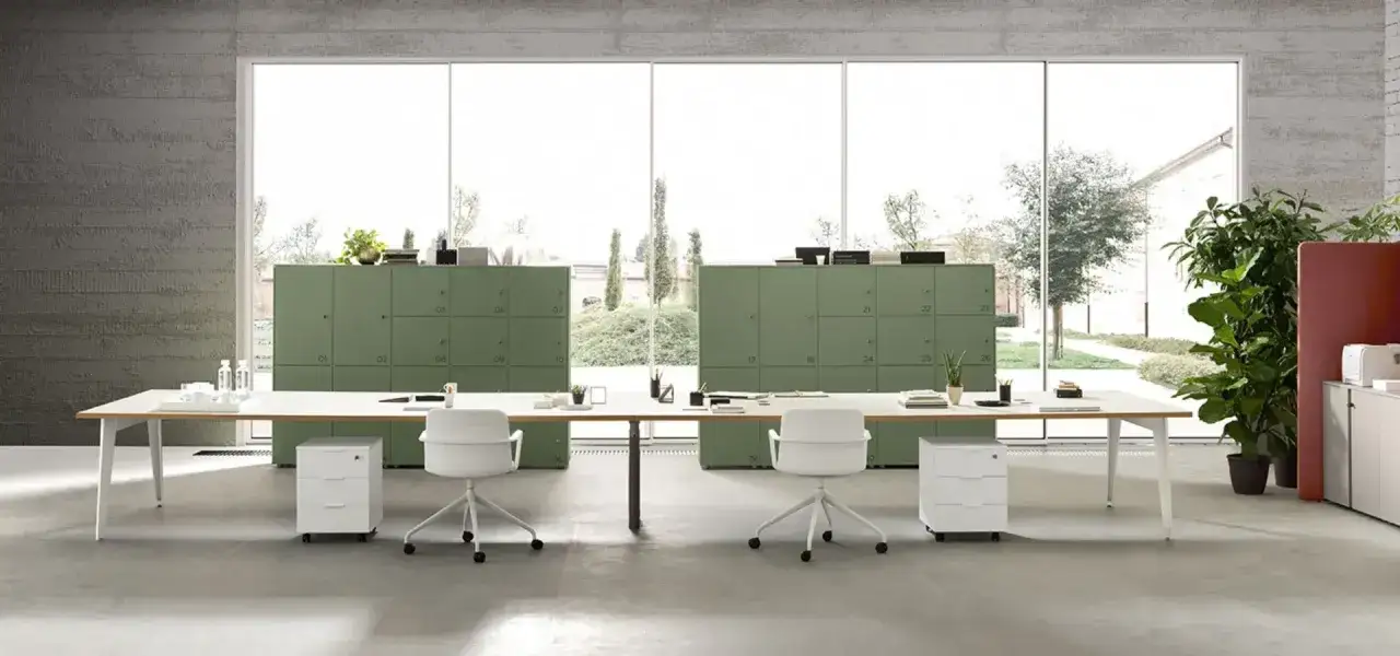 Un bureau futuriste avec des casiers verts, des tables blanches &eacute;pur&eacute;es et des chaises modernes, baign&eacute; de lumi&egrave;re naturelle.