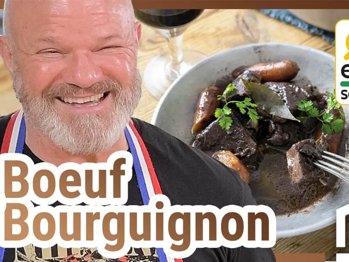 Un homme souriant pr&eacute;sente un plat de b&oelig;uf bourguignon. La question 