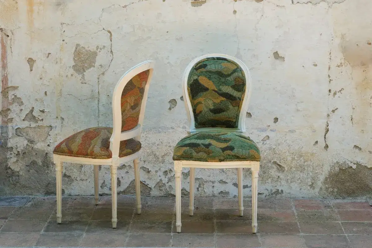 Due sedie con fantasie vivaci, perfette come idee per ricoprire sedie e dare un tocco di colore.