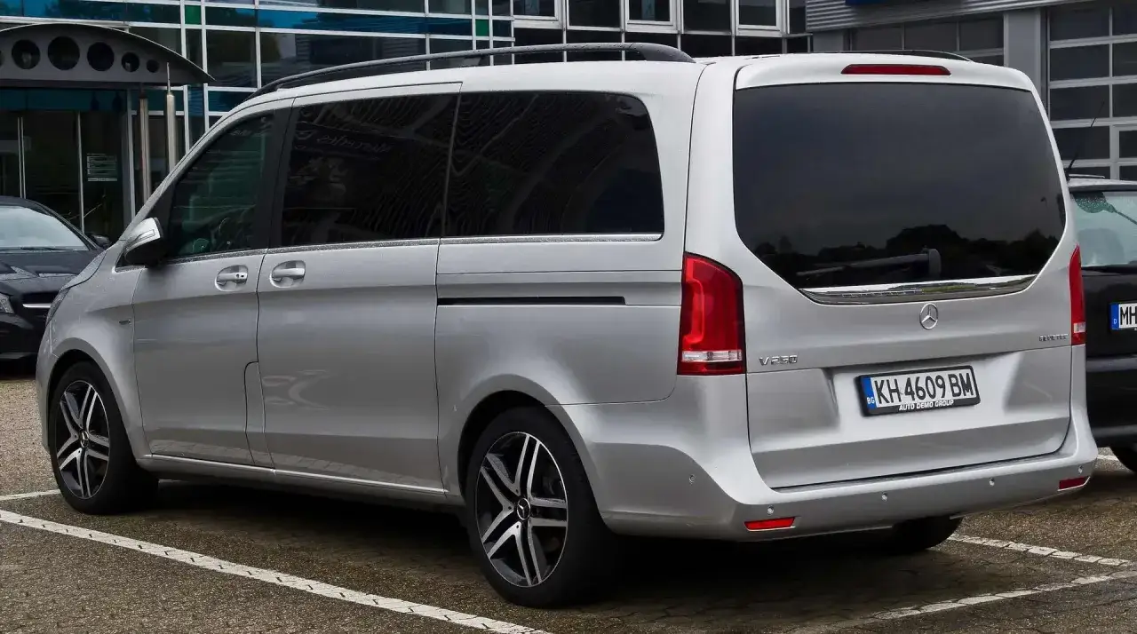 Minibus argenté 9 places, idéal pour les familles nombreuses ou les déplacements professionnels. Ce minibus 9 places permis B est prêt à partir.