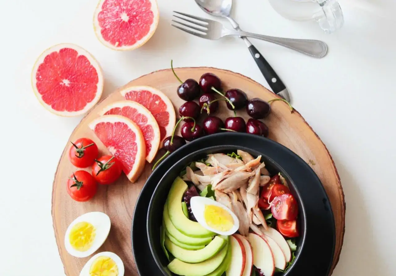Gesunder Salat mit H&auml;hnchen, Avocado, Ei und Obst. Perfekt, um den Stoffwechsel anzukurbeln und Energie zu tanken.