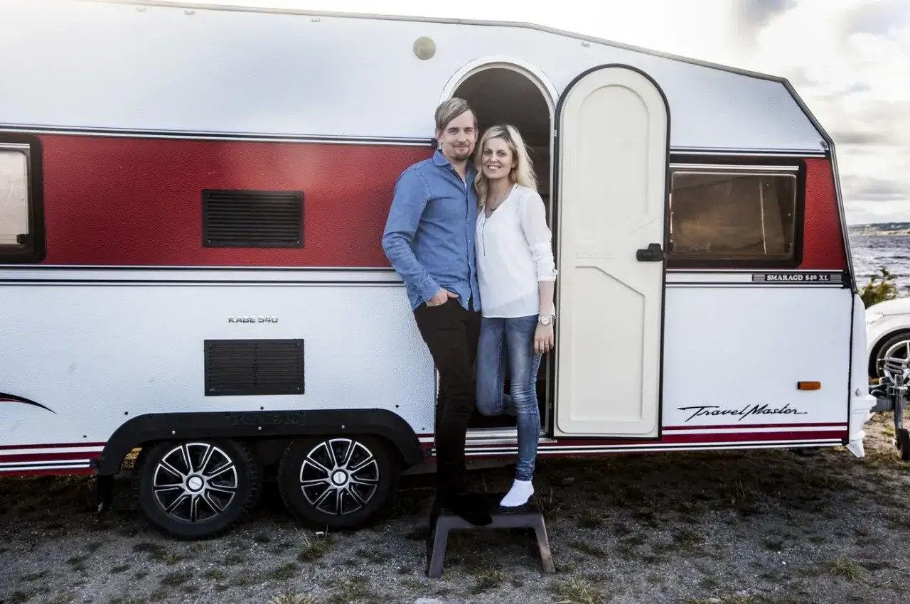 Ett par står framför sin Kabe Komet husvagn.