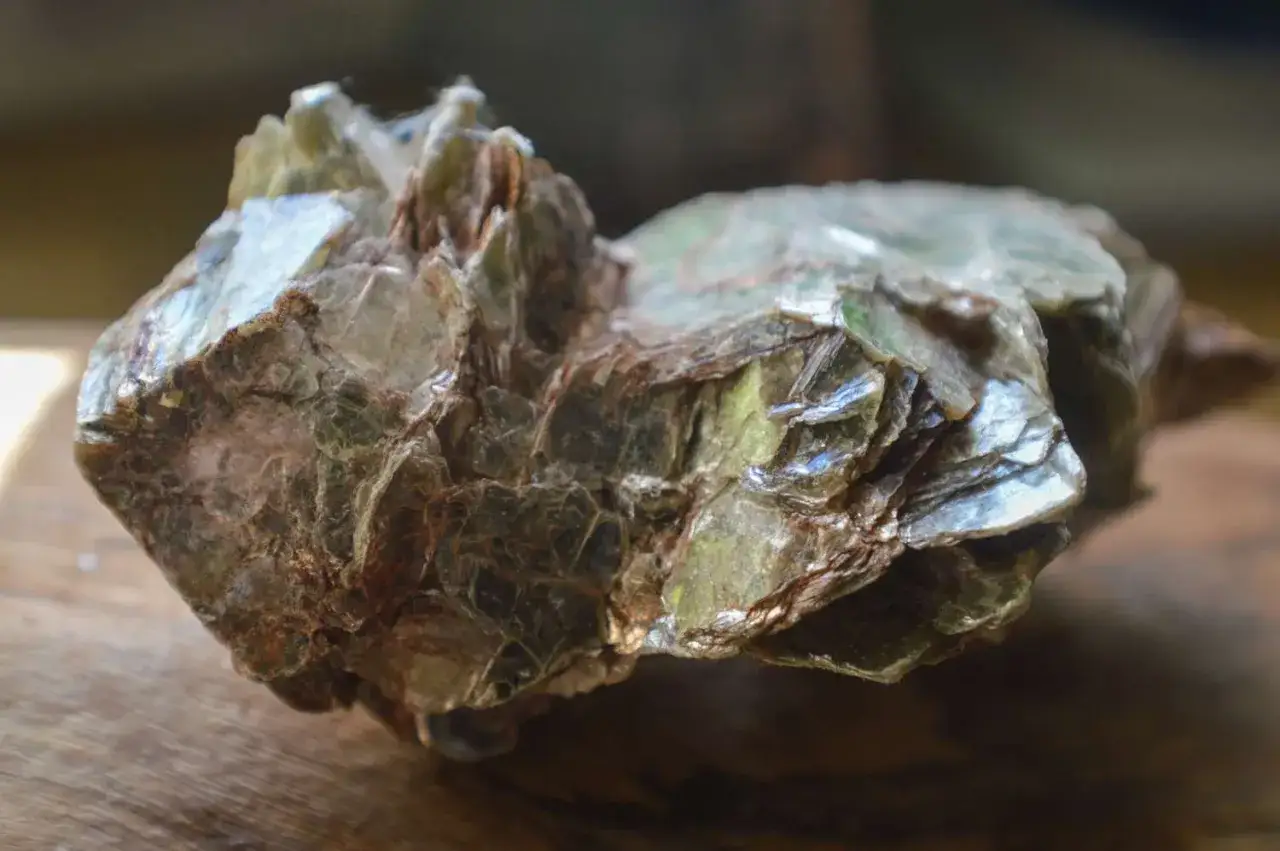 Un cristallo di mica, con le sue lamelle iridescenti che riflettono la luce, mostra la bellezza di questo minerale stratificato.