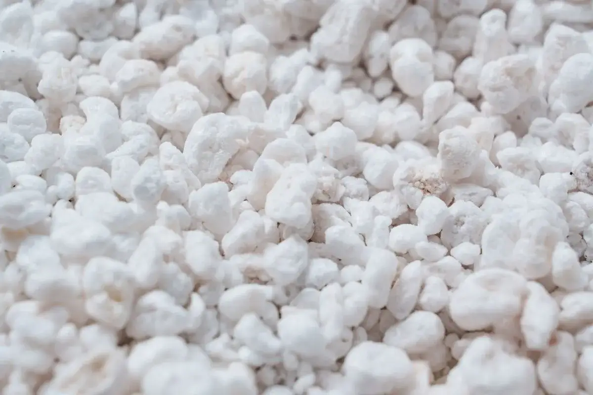 Grana di perlite espansa per isolamento termico, materiale leggero e poroso.