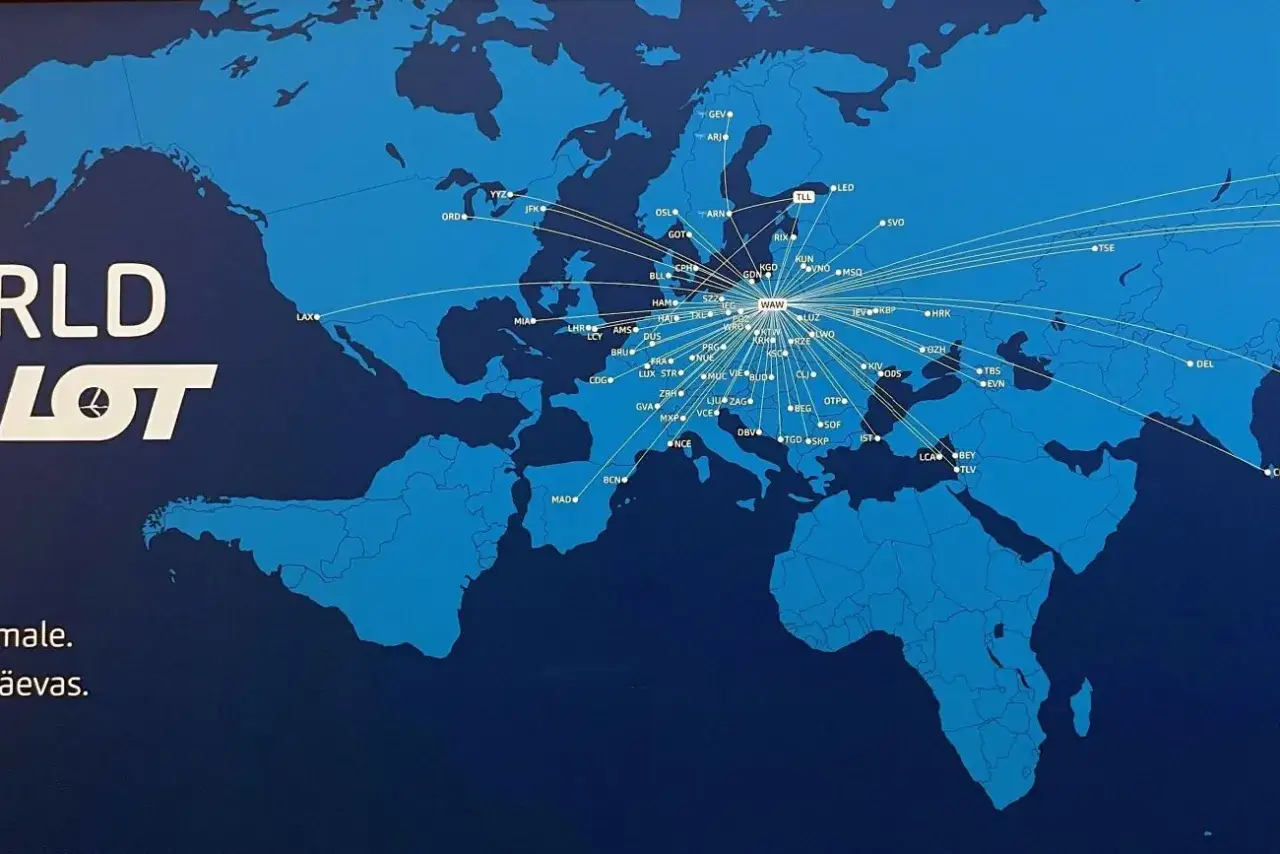 Mapa lotów LOT-u pokazuje trasy do Kanady (np. YYZ, YUL). Ile trwa lot do Kanady z Polski? Sprawdź na mapie!