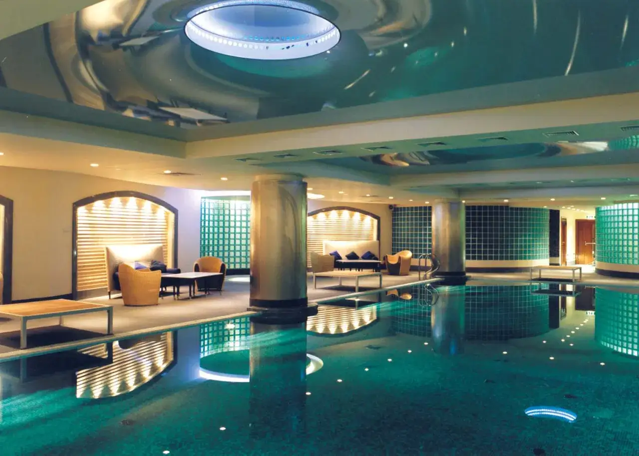 Basen w hotelu Hyatt Warszawa: luksusowy relaks pod futurystycznym sufitem.