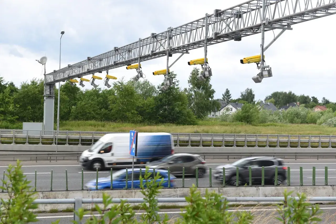System odcinkowy pomiar prędkości a4 z kamerami nad jezdnią. Samochody jadą pod nimi.
