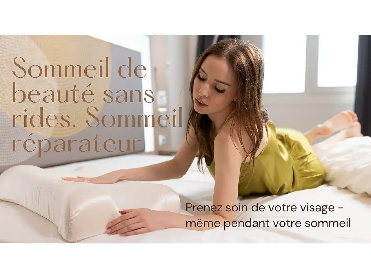 Une femme se repose sur un oreiller ergonomique, promettant un sommeil de beauté sans rides et réparateur.